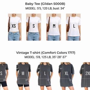 K&ouml;nnte beinhalten: Eine Gr&ouml;&szlig;entabelle f&uuml;r Gildan 5000B Baby-T-Shirts in Wei&szlig; und Comfort Colors 1717 Vintage-T-Shirts in Anthrazit. Die Tabelle zeigt verschiedene Gr&ouml;&szlig;en von XS bis 2XL mit Modellma&szlig;en sowie spezifischen Breiten- und L&auml;ngenangaben in Zoll.