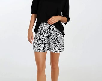 El conjunto de pijama destaca por su alta calidad, diseñado y confeccionado en Europa.