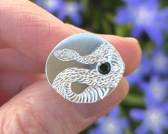 Anillo de sello de plata de ley con serpiente grabada a mano