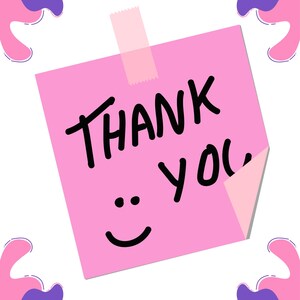 K&ouml;nnte beinhalten: Ein pinkfarbener Haftzettel mit den schwarzen Worten "Thank You" und einem Smiley. Der Zettel ist auf einem wei&szlig;en Hintergrund mit rosa und lila abstrakten Formen in den Ecken befestigt.