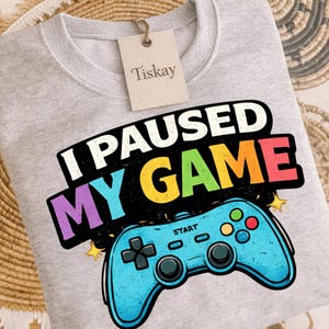 Pausé mi juego PNG: Humor de jugador, Cita de juegos PNG, Meme divertido de jugador de videojuegos (Descarga digital)