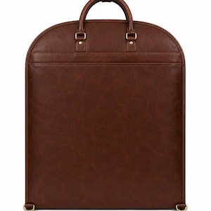 K&ouml;nnte beinhalten: Eine dunkelbraune Kleiderschutzh&uuml;lle mit abgerundeter Oberseite, ausgestattet mit einem einzelnen Tragegriff und goldfarbenen Metallbeschl&auml;gen. Die Tasche hat eine glatte, gleichm&auml;&szlig;ige Textur mit Ziern&auml;hten an den Kanten und zwei D-Ringen.