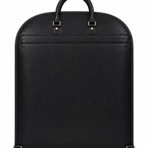 K&ouml;nnte beinhalten: Eine schwarze Kleiderschutzh&uuml;lle mit abgerundeter Oberseite, ausgestattet mit einem einzelnen Tragegriff und goldfarbenen Metallbeschl&auml;gen. Die Tasche hat eine strukturierte Oberfl&auml;che, eine horizontale Naht im oberen Bereich und zwei kleine Metallringe.