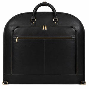K&ouml;nnte beinhalten: Eine schwarze Kleidersacktasche mit abgerundeter Oberseite, ausgestattet mit goldfarbenen Metallrei&szlig;verschl&uuml;ssen und Beschl&auml;gen. Die Tasche verf&uuml;gt &uuml;ber einen oberen Tragegriff, eine gro&szlig;e Fronttasche mit Rei&szlig;verschluss und zwei untere D-Ringe.