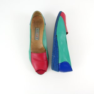 Chaussures en cuir vintage pour femmes par Stuart Weitzman, pointure 9 - 9,5 US ou 39 40 euros - Espadrilles Peep Toe arc-en-ciel