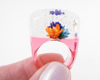 Vintage Lucite Ring Inclusion  Flowers size 7 US O P UK - 90s Plastic Statement Ring