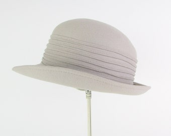 Vintage Womens Felt Cloche Style Hat in Dove Gray - Bowler Hat