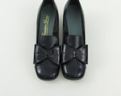 La Demoiselle Bow Pumps - Vintage 1960s Navy Patent & Leather Heels in 6.5 / 7  by Chaussure Bermi - Unworn Deadstock
