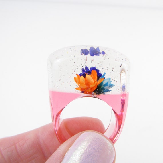 Vintage Lucite Ring Inclusion Flowers Size 7 US O P UK - 90s