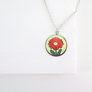 April Daisy Birth Flower Necklace - Vintage Birthday Jewelry - Enamel Pendant Silver Birthflower