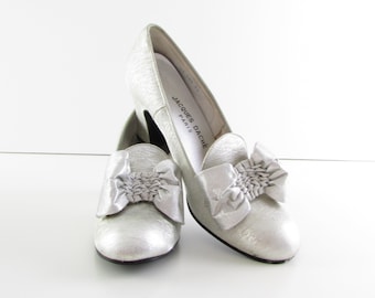 Vintage Silver Metallic Heels w/ Bow Size 6 6.5 US or 36 37 Euro by Jacques Daché Paris