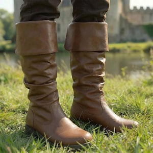 Botas medievales holgadas: Botas altas hasta la rodilla de piel sintética con puño plegable y suela plana.