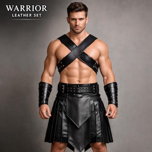Könnte beinhalten: Schwarzes Leder-Krieger-Set mit einem Geschirr, Handgelenkmanschetten und einem plissierten Rock. Das Set ist mit Nieten und einem Nietengürtel verziert. Der Text "WARRIOR LEATHER SET" ist oben zu sehen.