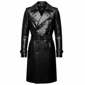 Peut inclure: Un trench-coat noir à double boutonnage avec un motif texturé en peau de crocodile. Le manteau présente un large col cranté, des épaulettes, une ceinture assortie avec boucle et des pattes de serrage à boucle sur les poignets.