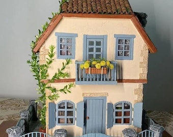 Ręcznie robiony domek dla lalek w miniaturze – dom w stylu prowansalskim 1:12