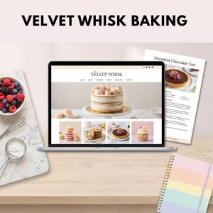 Könnte beinhalten: Ein Laptop zeigt die Velvet Whisk Website mit einem Schichtkuchen, Keksen und Torten. Daneben liegen eine Rezeptkarte für eine Schokoladentarte, eine Schale mit Beeren, ein Schneebesen, ein Mehlsieb und ein pastellfarben gestreiftes Notizbuch.