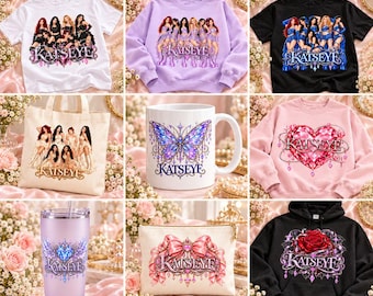 Könnte beinhalten: Eine Kollektion von Katseye-Merchandise-Artikeln, darunter T-Shirts, Sweatshirts, ein Kapuzenpullover, eine Tragetasche, eine Keramiktasse und ein Becher, alle mit Katseye-Schriftzug und verschiedenen grafischen Motiven.