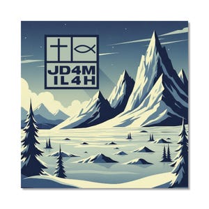 Könnte beinhalten: Eine Illustration einer Winterlandschaft mit schneebedeckten Bergen und immergrünen Bäumen. Das Kunstwerk enthält ein quadratisches Emblem mit einem Kreuz, einem Fischsymbol und dem Text "JD4M IL4H" in einem dunkelblauen Farbschema.