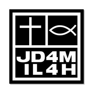 Könnte beinhalten: Ein quadratisches Schwarz-Weiß-Grafikdesign mit einem Kreuz und einem Fischsymbol in den oberen beiden Quadranten. Die unteren beiden Quadranten enthalten den Text "JD4M" und "IL4H" in weißen, fetten Buchstaben. Das Design wird von einem weißen Rahmen umgeben.