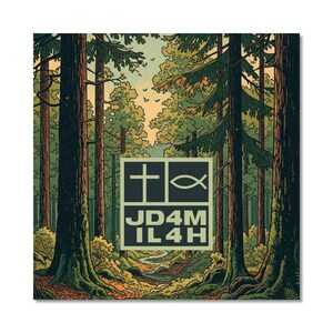 Könnte beinhalten: Leinwanddruck mit einer Waldillustration mit hohen Bäumen und einem Bach. Ein quadratisches Emblem mit einem Kreuz, einem Fischsymbol und dem Text "JD4M IL4H" ist zentriert. Die Farbgebung umfasst Grün-, Braun- und Gelbtöne, was eine natürliche Ästhetik erzeugt.