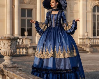 Könnte beinhalten: Ein langes, dunkelblaues Kleid mit goldfarbenen Spitzenbesatz und passendem Hut. Das Kleid hat lange Ärmel mit Rüschenbündchen und einen weiten Rock. Im Hintergrund ein Steingebäude mit Säulen und Bögen.
