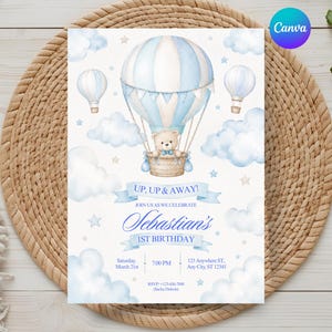 Może przedstawiać: Prostokątne zaproszenie z akwarelową ilustracją misia w niebiesko-białym balonie na ogrzane powietrze. Tekst brzmi UP, UP & AWAY! JOIN US AS WE CELEBRATE Sebastian's 1ST BIRTHDAY, z miejscami na wpisanie daty, godziny, lokalizacji oraz numeru RSVP.
