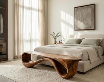 Banco único de madera natural para la decoración de la entrada de un hogar contemporáneo.