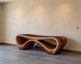 Banco moderno y escultural para exteriores con diseño curvo, ideal para decorar patios, jardines o porches.