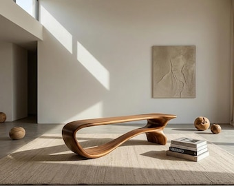 Banco curvo de madera natural para una decoración minimalista de sala de estar.