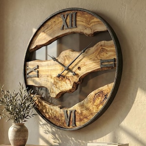 Stor väggklocka i olivträ, metallram, rustik industriell konst