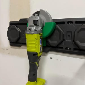 Soporte para amoladora angular compatible con Ryobi Link / Se adapta a amoladoras angulares de hasta 5” (125 mm)