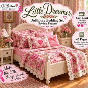Könnte beinhalten: Ein Schnittmuster für ein Puppenhaus-Bettwäscheset mit dem Titel Little Dreamer. Das Bild zeigt ein Miniaturbett mit rosa geblümter und karierter Bettwäsche, einschließlich Kissen und einer Steppdecke mit Spitzenbesatz sowie Textanweisungen.