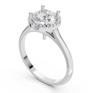 Puede incluir: Un anillo de compromiso plateado con una gran piedra central de diamante de talla cuadrada. La piedra central está rodeada por un halo de diamantes más pequeños. El anillo tiene una banda simple y elegante.