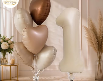 Conjunto de globos de números color crema en forma de corazón para fiestas de cumpleaños y bodas. Decoración con globos neutros.