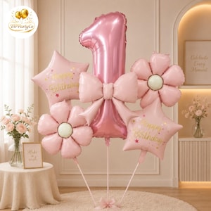 Pode incluir: Um conjunto de balões rosa para o primeiro aniversário. Inclui um balão com o número 1, estrelas e flores. Os balões em forma de estrela trazem a inscrição "Happy Birthday".