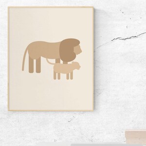 Puede incluir: Un estampado enmarcado con una ilustración minimalista de un león y un cachorro en tonos marrones. La obra de arte tiene un estilo simple y geométrico, ideal para la decoración de una habitación infantil. El fondo es de color beige suave.