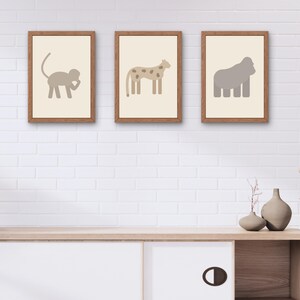 Puede incluir: Un letrero de madera rústica con el texto "Welcome to our home" en letras blancas. El letrero presenta un acabado envejecido y un diseño simple y acogedor, perfecto para la decoración de la puerta principal.