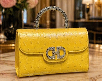 Bolso de mano amarillo de lujo con asa superior, bolso de mano con textura de avestruz, bolso de mano de diseño, elegante bolso de noche, bolso llamativo.