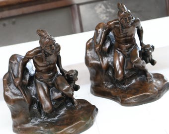 Jennings Brothers Indianer Bronze plattierte Buchstützen, Indianer Krieger & Jagdhund Skulptur Paar, Art Deco Western Dekor