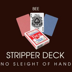 Op de afbeelding: Een pakje "Bee" speelkaarten met een rood-witte doos, de Aas van Schoppen en twee speelkaarten. De tekst "STRIPPER DECK" en "NO SLEIGHT OF HAND" staan eronder.