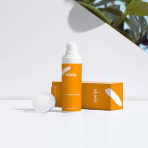 K&ouml;nnte beinhalten: Eine orangefarbene Vitamin-C-Serumflasche und -box mit dem Markennamen "Skinity" in Wei&szlig;. Die Flasche ist wei&szlig; mit einem orangefarbenen Etikett und einer wei&szlig;en Pumpe. Die Box ist orange mit einem wei&szlig;en Diagonalkreuz.
