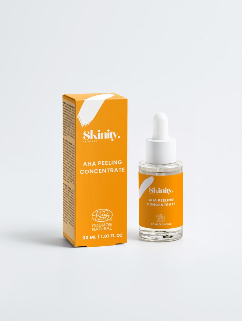K&ouml;nnte beinhalten: Eine orangefarbene Schachtel und eine transparente Glasflasche mit Skinity AHA Peeling Concentrate. Die Schachtel und die Flasche haben wei&szlig;en Text und ein wei&szlig;es geschwungenes Design. Die Flasche hat einen wei&szlig;en Tropferaufsatz. 30 ml / 1.01 fl oz.