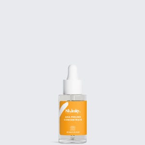 K&ouml;nnte beinhalten: Klarer Glasflakon mit wei&szlig;er Pipette und leuchtend orangefarbenem Etikett. Auf dem Etikett steht "Skinity. AHA PEELING CONCENTRATE" und enth&auml;lt 30 ml. Das Produkt ist f&uuml;r die Hautpflege bestimmt.