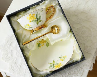 Juego de tazas de té de porcelana fina amarilla con diseño floral vintage, taza de café con borde dorado, platillo y cuchara, elegante juego de regalo para amantes del té.