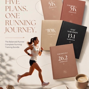 Könnte beinhalten: Fünf Hardcover-Lauftrainingsbücher in Beige, Terrakotta, Sand, Schwarz und Mauve. Der Text umfasst "Five Plans. One Running Journey," "Couch to 5K," "Marathon 5K," "10K," "Half Marathon 13.1," sowie "Marathon 26.2." Inklusive einer Läufergrafik.