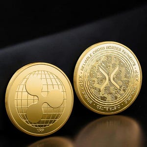 Op de afbeelding: Twee ronde goudkleurige munten. De linker munt heeft een wereldbol-rasterpatroon met het XRP-logo en de tekst XRP onderaan. De rechter munt toont het XRP-logo over een printplaatontwerp met de tekst RELIABLE CROSS BORDER PAYMENTS.