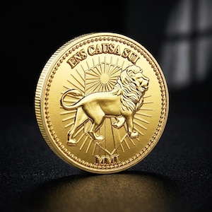 Puede incluir: Una moneda circular de color dorado con un relieve de un león de pie de perfil. El texto ENS CAUSA SUI está inscrito en la parte superior y los números romanos MMI en la parte inferior. La moneda tiene un borde perlado y un fondo radiante.