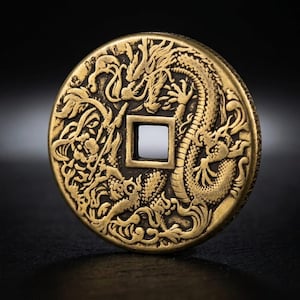 Puede incluir: Una moneda circular de metal en tono latón con un relieve detallado de un dragón que se enrosca alrededor de un agujero cuadrado central. El diseño muestra escamas precisas, bigotes fluidos y garras sobre un fondo oscuro y profundo.