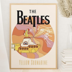 Puede incluir: Un póster enmarcado con las palabras "THE BEATLES" en negro sobre una ilustración de un submarino amarillo. El fondo tiene un diseño retro con remolinos naranjas, rosas y amarillos. Las palabras "YELLOW SUBMARINE" están en la parte inferior.