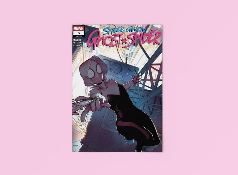 K&ouml;nnte beinhalten: Eine wei&szlig;e Keramik-Tasse mit schwarzem Henkel und dem Text "But First, Coffee" in fetter, schwarzer Schrift. Die Tasse steht vor einem verschwommenen Hintergrund, der ihr schlichtes Design hervorhebt.